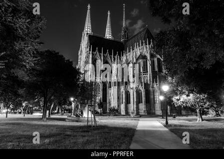 Votivkirche, Vienna di notte.eretto nell'apprezzamento del fallito tentativo di assassinio su Franz Joseph 1853. Dedicato 1879. Situato sulla famosa Ringstrasse Foto Stock