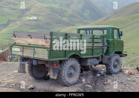 Carrello russo, Gaz 66, postsoviet in Azerbaigian Xinaliq village. Per il trasporto militare nelle montagne del Caucaso, 4x4 offroad. Foto Stock