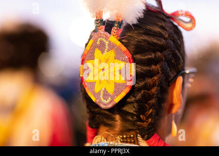 Milwaukee, Wisconsin, Stati Uniti d'America - 8 settembre 2018 Indian Summer Festival, close up tradizionale nativa americana headwear. Foto Stock