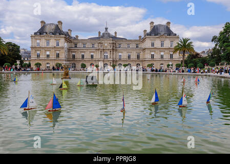 Palazzo di Lussemburgo con barche di legno in piscina Foto Stock