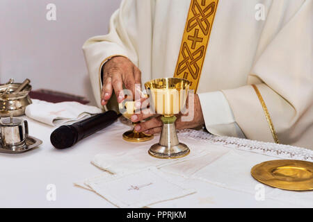 Rito religioso cattolico dell Eucaristia - il fuoco selettivo Foto Stock