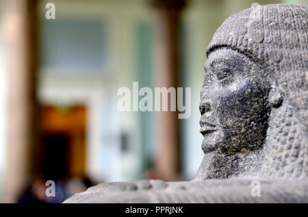 Statua di Roy - sommo sacerdote di Amon-Ra a Tebe. British Museum, Bloomsbury, Londra, Inghilterra, Regno Unito. Foto Stock