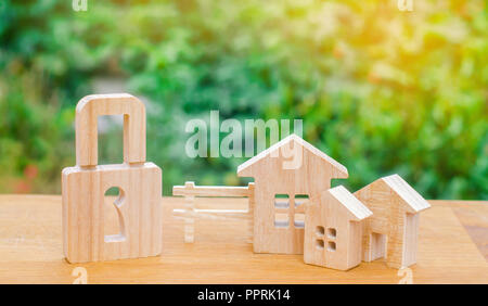 Case di legno con una serratura di sicurezza in città / regione. Confisca di beni per debiti. Sicurezza e sistema di allarme. Acquisto di una nuova casa. risparmio di denaro Foto Stock