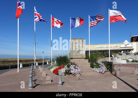 Un monumento commemora lo sbarco in Normandia e il primo ritorno in terra francese del generale de Gaulle, leader della libera francese, il 14 giugno 1944 Foto Stock