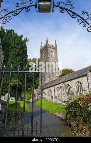 Pittoresca chiesa di St Nonna, o la Cattedrale il Moro a Altarnun, vicino a Bodmin, Cornwall. Visto attraverso la porta della chiesa con blu cielo nuvoloso Foto Stock