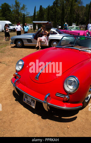 Istanbul, Turchia - 23 Giugno 2013 : un rosso Porsche 356 in un'auto show a Istanbul con una Mercedes 300SL Guldwing e un bellissimo modello in posa. Foto Stock