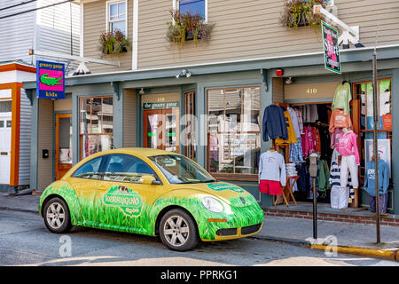 Giallo e verde burro KerryGold VW Beetle parcheggiato al di fuori di un negozio , Newport Rhode Island Case Foto Stock