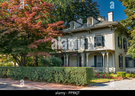 Grandi in legno bianco scheda di clap Casa con portico antistante nad persiane nero, Newport Rhode Island ,USA Foto Stock