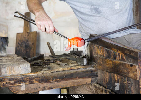 Lavoratore di vetro rende il vetro sculture in fabbrica del Vetro a Murano, Venezia, Italia Foto Stock