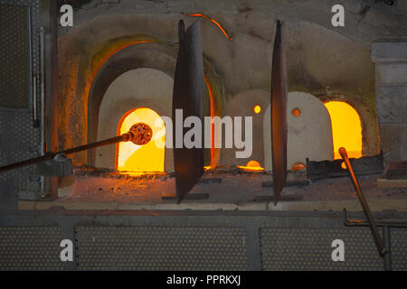 La produzione di vetro in un forno tradizionale, nella fabbrica di vetro di Murano, Venezia, Italia Foto Stock