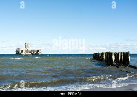 Vista del Mar Baltico da Babie Doly. Visibile in background di circa 100m dalla riva è un nazista abbandonati sommergibile tedesco pen per siluri di test Foto Stock