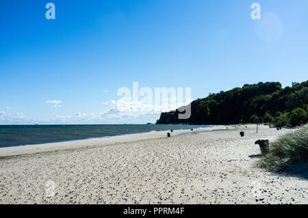 Vista del Mar Baltico da Babie Doly. Visibile in background di circa 100m dalla riva è un nazista abbandonati sommergibile tedesco pen per siluri di test Foto Stock