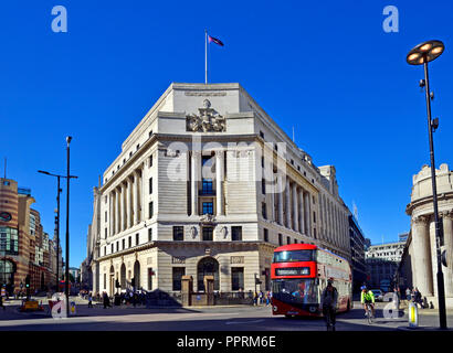 NatWest Bank sede nella City di Londra, Inghilterra, Regno Unito. All'angolo di Princes Street e il Mansion House Street Foto Stock