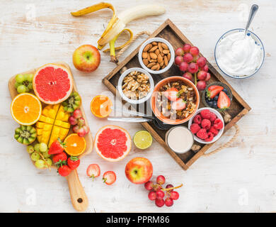 Vista superiore del paleo granella dado libero e muesli frutta servita con frutti e bacche, dado latte, vista dall'alto, il fuoco selettivo Foto Stock