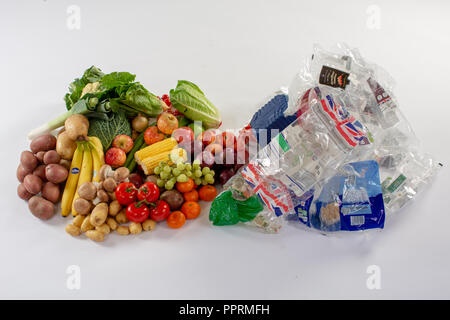 Imballaggi in plastica su frutta e verdura NEL REGNO UNITO Foto Stock