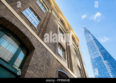 Cortile Centrale edificio e la Shard, Tooley Street, Bankside, Southwark, Londra. Regno Unito Foto Stock