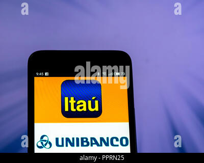 Itau Unibanco logo che si vede visualizzato sul telefono intelligente. Itau Unibanco è un brasiliano quotati in banca con sede a São Paulo, Brasile. Foto Stock