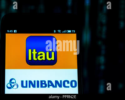 Itau Unibanco logo che si vede visualizzato sul telefono intelligente. Itau Unibanco è un brasiliano quotati in banca con sede a São Paulo, Brasile. Foto Stock