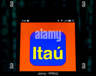Itau Unibanco logo che si vede visualizzato sul telefono intelligente. Itau Unibanco è un brasiliano quotati in banca con sede a São Paulo, Brasile. Foto Stock