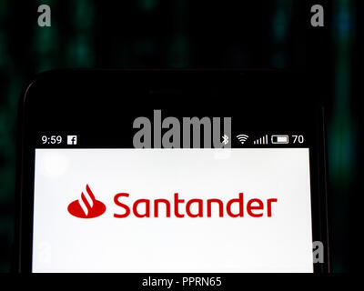 Banco Santander logo che si vede visualizzato sul telefono intelligente. Santander è un gruppo spagnolo del gruppo bancario. Foto Stock