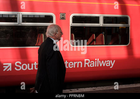 La stazione di Waterloo,Londra,UK-Commuter su South Western Railway. Foto Stock