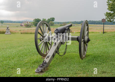 Una guerra civile era cannon è visualizzato su un campo di battaglia di Gettysburg Narional Military Park. Foto Stock