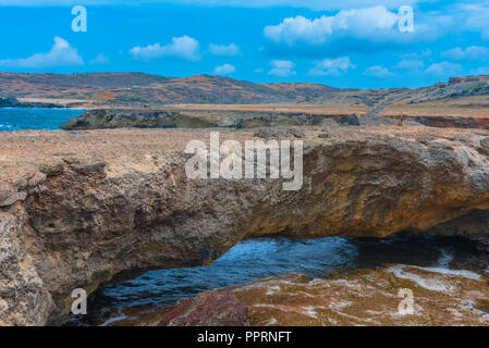 L'Aruba ponte naturale è stata formata nel corso di centinaia di anni fa. È crollata nel 2005; questo 'Baby Bridge è tutto ciò che rimane. Foto Stock