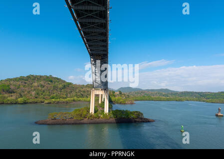 Il Ponte delle Americhe si estende il Pacifico ingresso al Canale di Panama. Esso è stato originariamente noto come la Thatcher Ferry Bridge. Foto Stock