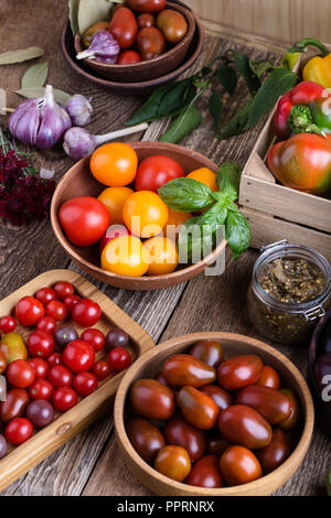 Verdure colorate su rurale tavolo in legno, fresche agricoltore biologico peperoni, melanzane e pomodori, raccolto autunnale ancora tempo di vita Foto Stock