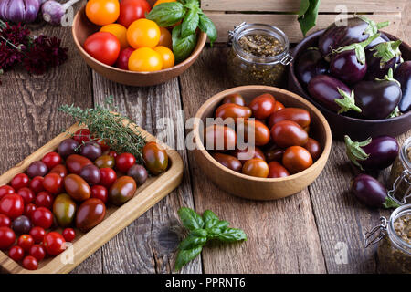 Verdure colorate su rurale tavolo in legno, fresche agricoltore biologico peperoni, melanzane e pomodori, raccolto autunnale ancora tempo di vita Foto Stock