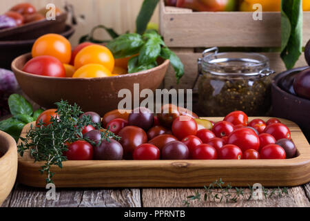 Verdure colorate su rurale tavolo in legno, fresche agricoltore biologico peperoni, melanzane e pomodori, raccolto autunnale ancora tempo di vita Foto Stock