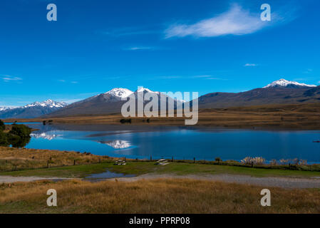 Cime innevate del Monte di domenica sono riflesse nelle profonde acque blu del lago di Clearwater in Nuova Zelanda. Foto Stock