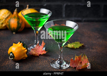 Halloweens spooky verde bere cocktail Martini Foto Stock