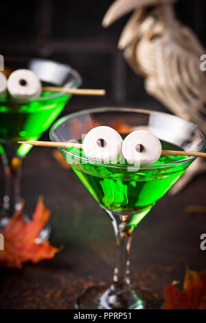 Halloweens spooky verde bere cocktail Martini Foto Stock