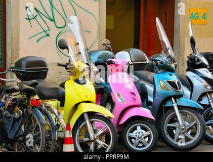 Le motociclette, biciclette e scooter in Firenze. Italia Foto Stock