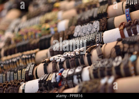 Righe di braccialetti per vendere al mercato di strada Foto Stock