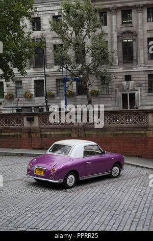 Nissan Figaro parcheggiato su acciottolato presso la stazione di St. Pancras, London, Regno Unito Foto Stock