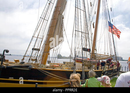 Pride of Baltimore II Tall Ship ormeggiata nel porto di Duluth del Lago Superiore al Bayfront Park. Duluth Minnesota MN USA Foto Stock