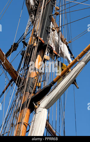 Montante di sollevamento e manipolazione del Pride of Baltimore II Tall Ship ormeggiata nel porto di Duluth per il Festival marittimo. Duluth Minnesota MN USA Foto Stock