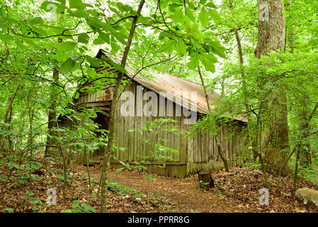 Vecchia piantagione mezzadri dell abitacolo o cabina slave, situato vicino al maestoso oakes mansion di Clayton County, Jonesborough Georgia. Foto Stock