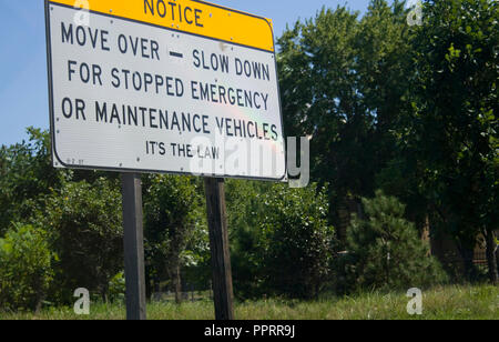 Superstrada firmare la richiesta di driver per spostare su o rallentare per il fermo di emergenza e di veicoli per la manutenzione. Chicago in Illinois IL USA Foto Stock