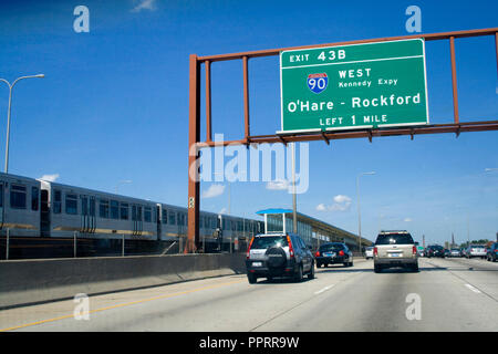 Superstrada segno direzionale che designa il bivio o uscire per O'Hare e Rockford 90 West. Chicago in Illinois IL USA Foto Stock