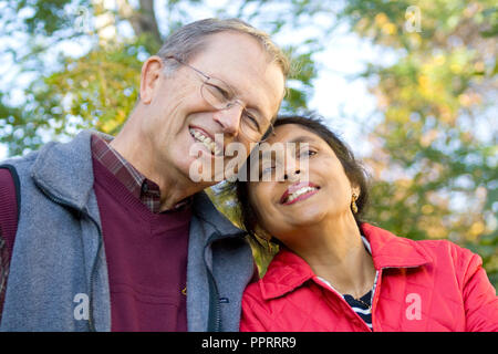 Coppia senior da un misto di bianco e indiana (India) il matrimonio. St Paul Minnesota MN USA Foto Stock
