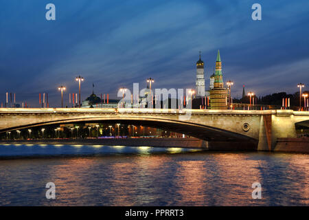 Luci di festosa Bolshoy Moskvoretsky Bridge nel crepuscolo Foto Stock