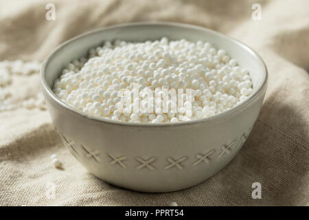 Materie secco perle di tapioca in una ciotola Foto Stock