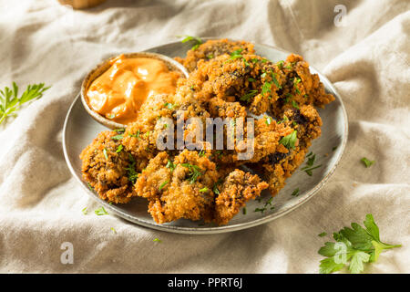 In casa Fritte fegatini di pollo con il piccante Mayo Foto Stock