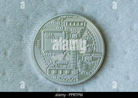 Lato revers di bitcoin moneta metallica blu su sfondo di fibra Foto Stock
