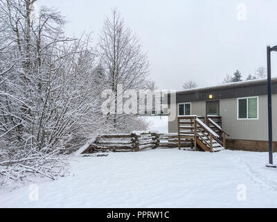 Piccolo cortile coperto di neve nella parte anteriore della casa sul giorno di inverno in Canada Foto Stock