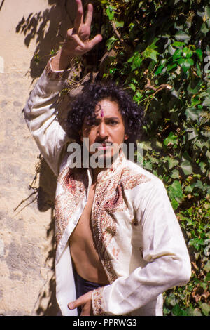 Bollywood dancer man over background urbano Foto Stock