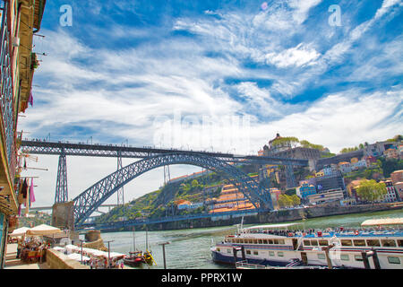 Porto, Portugal-October 20, 2017: Dom Luis ponte sul Rio Douro Foto Stock